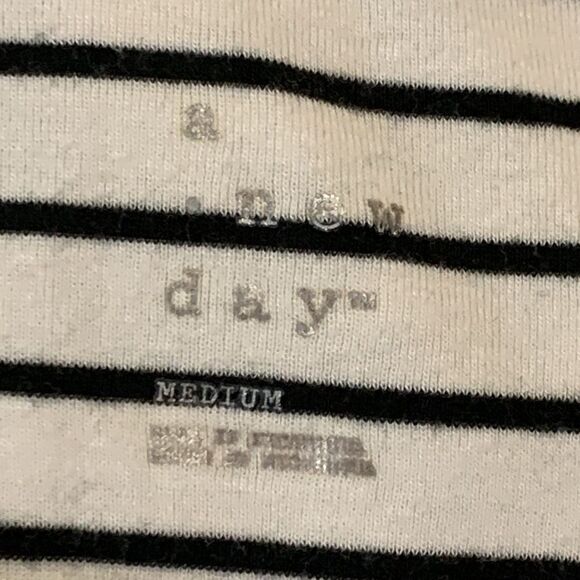 A new day, strip T shirt Orr, scoop neck, near new , medium - Picture 5 of 12